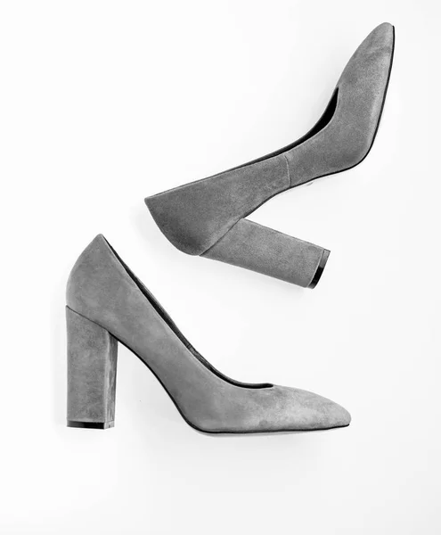 ファッショナブルな靴のコンセプトです。作られて分離、白地に灰色のスエードの靴。ファッショナブルなハイヒールのペア。上面ビュー、厚いハイヒールの女性の靴 — ストック写真
