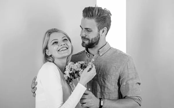 Ils sont aussi beaux que vous L'homme qui donne de belles fleurs à une jolie jolie femme. Chaque femme mérite un beau bouquet. Concept de cadeau romantique. Petit ami apporter des fleurs de bouquet pour la surprendre — Photo