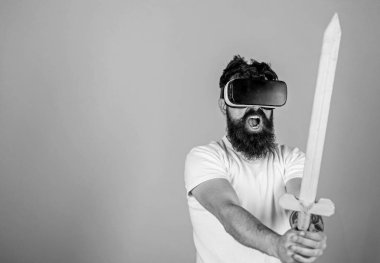 VR oyun kavramı. Adam ile kafa monte göstermek ve kılıç oyun Vr. Hipster oyunda bağırarak yüzündeki mücadele sanal gerçeklik oyun oyun keyfini çıkarın. Vr gözlük, açık mavi renkli sakallı