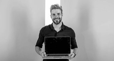 Sosyal ağlar için içerik üreten adam şık modern bir görünüm Yöneticisi. Dizüstü bilgisayar ile adam smm uzman çalışıyor. Sosyal medya pazarlama uzmanı. SMM Yöneticisi teşvik markalar ve öğeleri İnternet