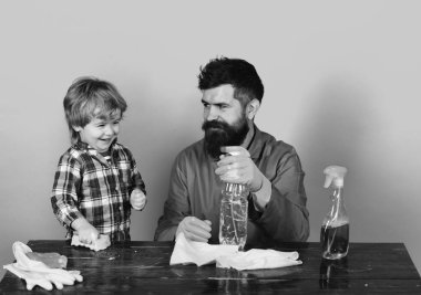 Lastik eldivenli sakallı ve bıyıklı adam sprey tutuyor..