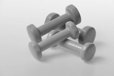 Mavi ve pembe plastik dambıl çiftleri