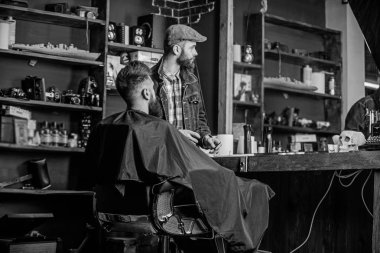 Hipster istemci yeni saç kesimi var. Kuaför kesme bitmiş. Sakallı adam aynaya, berber arka plan seyir ile berber. Saç kesimi kavramı. İstemci ve profesyonel master sonuç kontrol