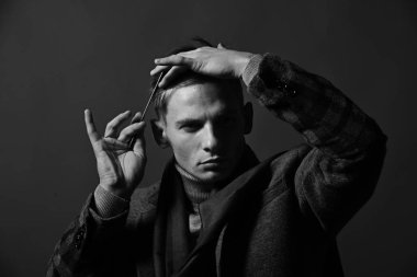 Vintage tarzı erkekte saç tarak. Takım elbiseli adam, eşarp