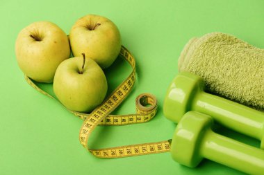 Dambıllar parlak yeşil renkte, mezura, havlu ve meyveyle