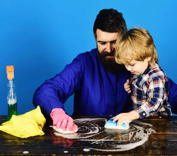 Mesa de limpieza hombre y niño con esponjas . —  Fotos de Stock