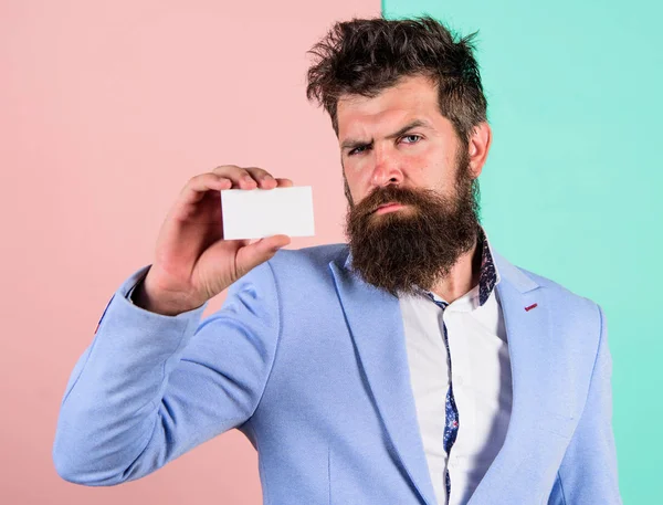 No dude en ponerse en contacto conmigo. El hombre de negocios tiene una tarjeta en blanco. Barbudo hipster tarjeta de presentación cara seria. Servicios bancarios para negocios. Diseño de tarjetas de visita. Tarjeta copia espacio ocupación profesional posición —  Fotos de Stock