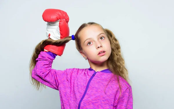 Dívka roztomilé dítě s červenými rukavicemi pózuje na bílém pozadí. Sportovní výchova pro vůdce. Roztomilé dítě s sport Boxerské rukavice. Box sport pro ženy. Sportovní výchova. Dovednost úspěšného vůdce — Stock fotografie