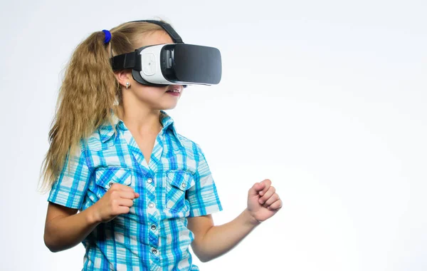 Virtuális valóság fogalmát. Gyerek Fedezze fel a modern technológia, virtuális valóság. Virtuális oktatás, iskolai tanuló részére. Lány aranyos gyerek fej szerelt kijelző fehér háttér. Kap a virtuális élmény — Stock Fotó