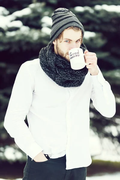 Hombre guapo con taza de la mañana en invierno al aire libre —  Fotos de Stock