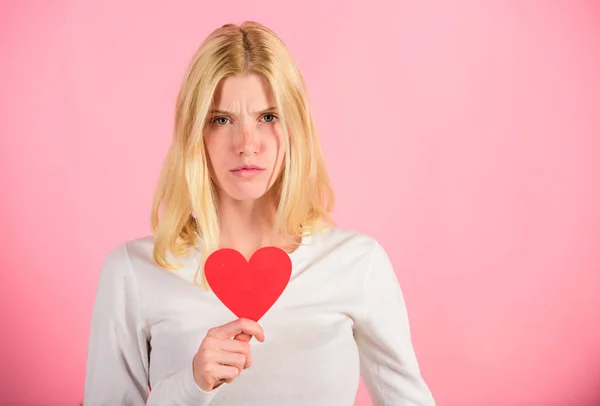 Wie man die Einsamkeit des Valentinstages bekämpft. Mädchen halten Herz Liebessymbol über rosa Hintergrund. Valentinstag-Konzept. wie man sich am Valentinstag weniger einsam fühlt. Singledasein in Valentinsproblemen — Stockfoto