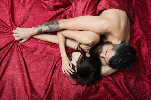 Amor y concepto de sexo. Hombre con barba abraza bella dama — Foto de Stock