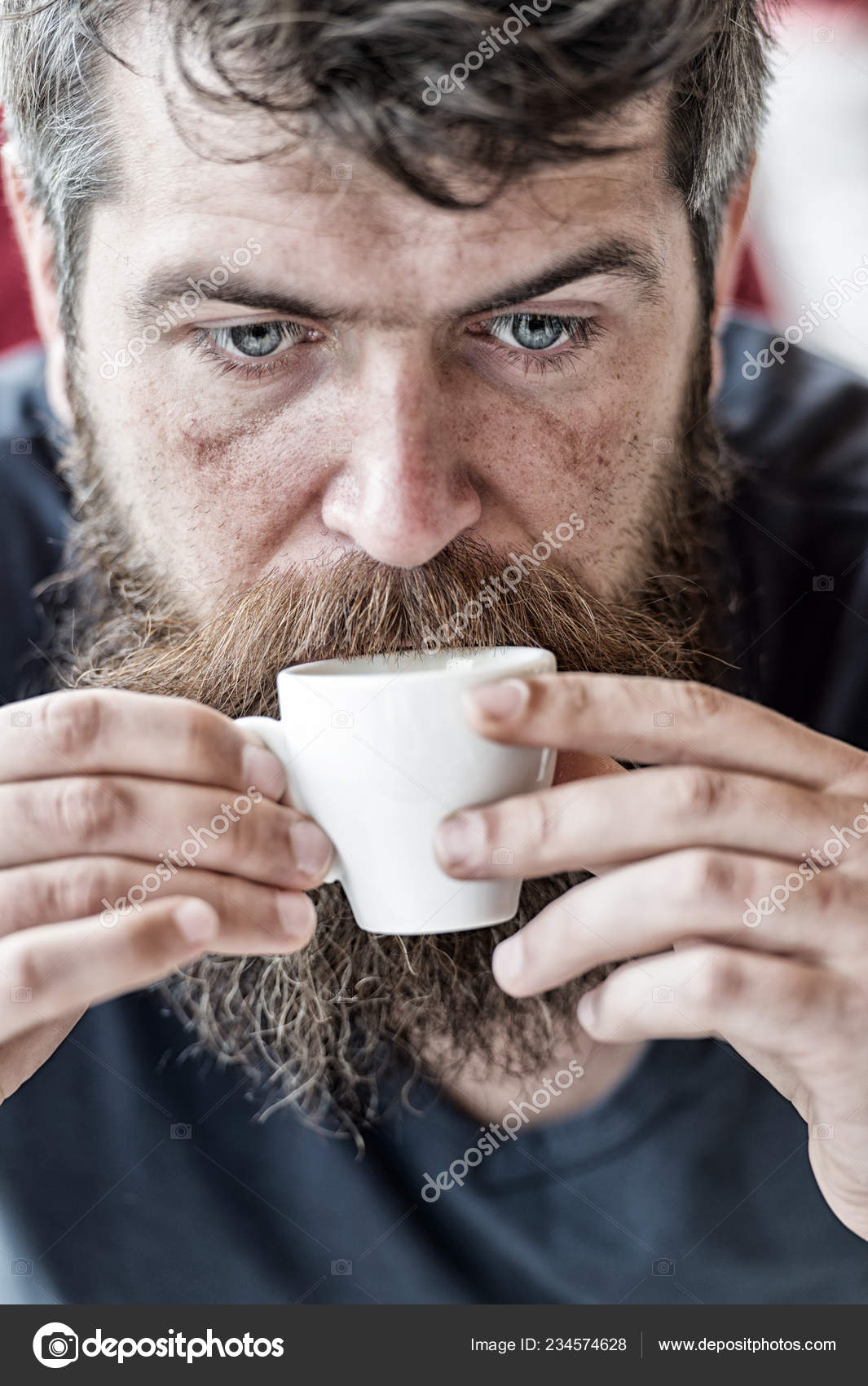 Hipster Bebe Cafe De Perto Recarga De Cafeina Homem Com Barba Bigode E Cafe O Tipo