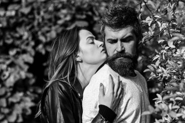 Erkek ve kadın romantik sonbahar ağaçlar arka yüzündeki ile.