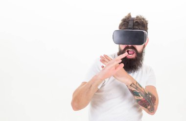 Hipster sanal spor oyna. Adam oyun Vr gözlük beyaz arka plan sakallı. Sanal gerçeklik oyun kavramını. Cyber spor. Adam kafa monte ekran ile etkileşim sanal gerçeklik. Sanal etkinliği