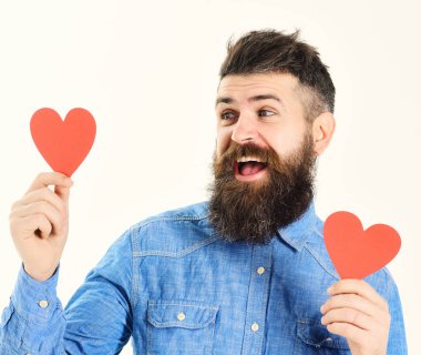 Kot gömlek yürekleri yakışıklı sakallı adam portresi