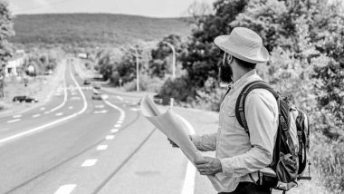 Nereye gitmem gerektiğini. Turist backpacker kayıp yön seyahat eşleyin. Bütün dünyada. Harita olanak tanımak yeterli bir yere yürüyüş için Ayrıntılar kaybol. Yön Haritası büyük parça kağıt bulmak