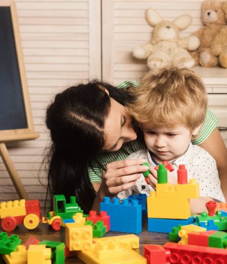 blok oyuncakları evde oynarken anne ve çocuk çocuk