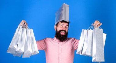 Adam çok alışveriş torbaları ile sakallı hippi. İndirim karşı koyamadım. Üstünde siyah Cuma alışveriş. Mutlu grup kağıt torbalar ile alışveriş. Karlı bir anlaşma. Alışveriş bağımlısı tüketici. Toplam satış konsepti