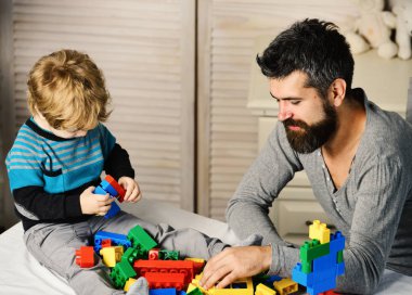 Baba ve çocuk plastik bloklardan inşa edilmiş. Çocukluk ve aile