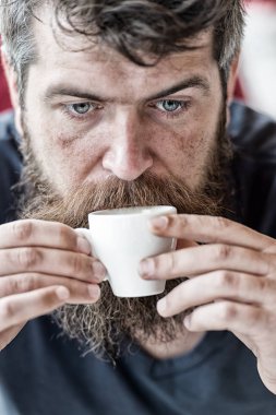 Hipster içme kahve kapatın. Kafein şarj. Sakal ve bıyık ve kahve olan adam. Sakallı adam kokusu taze espresso keyfini çıkarın. Adam espresso kahve ile rahatlatıcı. Kahve molası kavramı
