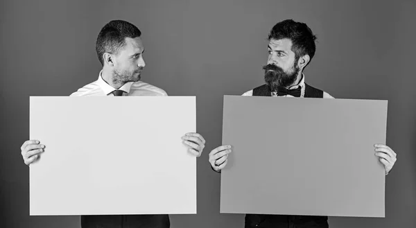 Мужчины с бородами держат доски на синем фоне — стоковое фото