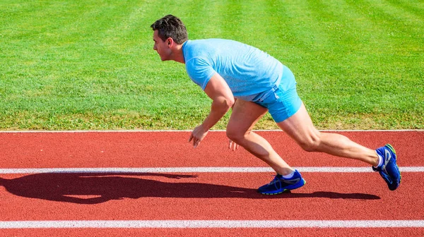 Männer Athleten Läufer schieben Startposition Stadionweg sonnigen Tag. Läufer in Bewegung kurz nach dem Start des Rennens. Läufer-Sprintrennen im Stadion. wie man mit dem Laufen anfängt. Geschwindigkeitskonzept vorantreiben — Stockfoto