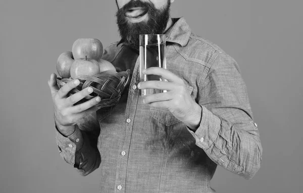 Hombre con barba sostiene tazón de fruta y jugo —  Fotos de Stock