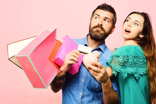 Εμπορικό και ψυχαγωγικό έννοια. Ερωτευμένο ζευγάρι κατέχει τσάντες για ψώνια — Φωτογραφία Αρχείου