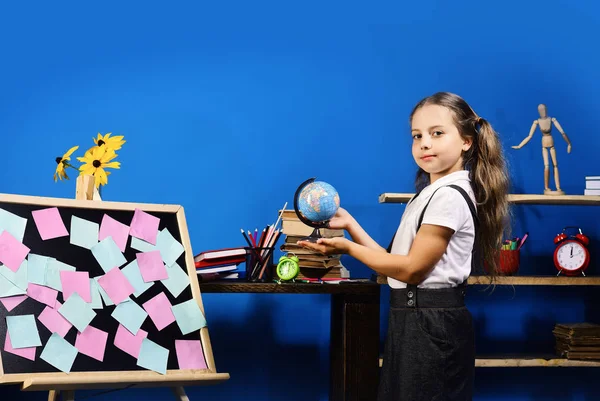 Menina fica por quadro-negro com notas coloridas pegajosas — Fotografia de Stock
