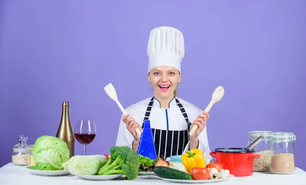 Färska grönsaker ingredienser för matlagning måltid. Läckra recept koncept. Gourmet huvudrätt recept. Matlagning är hennes hobby. Matlagning hälsosam mat. Flicka i hatt och förkläde. Kvinna kock Matlagning hälsosam mat — Stockfoto