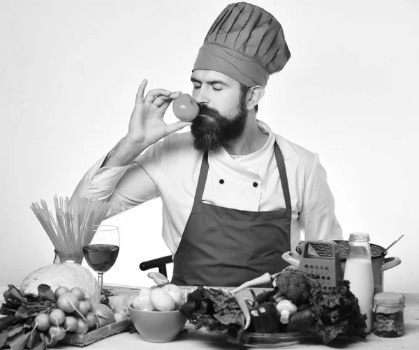 Професійна концепція кулінарії. Кухар з мрійливим обличчям — стокове фото