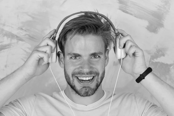 Μπλε eyed κομψό hipster με smartphone. American όμορφος γενειοφόρος τύπος με ακουστικά. Ευρωπαίου ανθρώπου έχουν διασκέδαση χρόνο. Ακούγοντας τραγούδια χαρούμενα εφηβική dj μέσω ακουστικά. Μουσικό τρόπο ζωής — Φωτογραφία Αρχείου