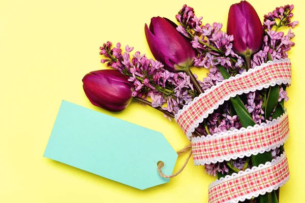 Flores de tulipán y lila con cinta y etiqueta de nota de cian — Foto de Stock