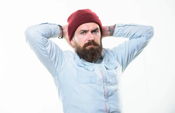 Hombre barbudo con bigote apariencia masculina brutal. Estilo Hipster y moda. Hipster barbudo tipo usar accesorio sombrero brillante. Hombre barbudo posando confiadamente sobre fondo blanco. Concepto de barbería — Foto de Stock