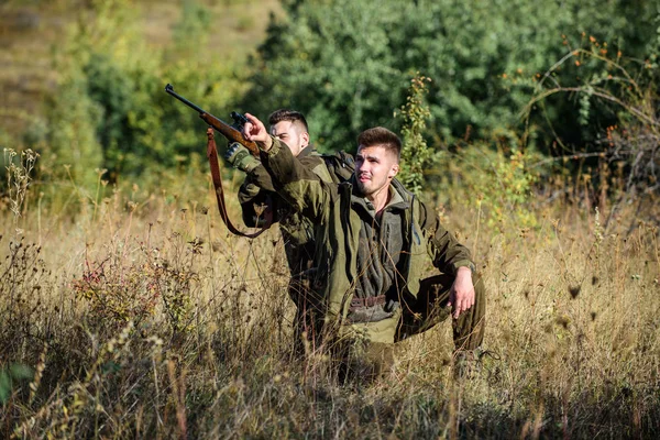 Prietenul vânător se bucură de timpul liber pe teren. Vânătorii de gamekeepers caută animale sau păsări. Vânătoare cu prietenii hobby petrecere a timpului liber. Hobby pentru conceptul de bărbați adevărați. Vânători cu puști în mediul natural — Fotografie, imagine de stoc