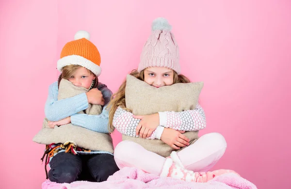 Os irmãos usam chapéus quentes de inverno no fundo rosa. Crianças menino e menina aquecer com travesseiros e chapéus. Mantenha-se quente e confortável. Aqueça o seu desgaste de inverno com acessórios bonitos e aconchegantes — Fotografia de Stock