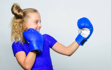 Spor ve spor giyim moda. eğitim koçu ile. Mücadele. Boksör çocuk egzersiz, sağlıklı fitness. nakavt ve enerji. Spor başarı. boks eldivenleri delme, küçük kız. Mücadele tarihi