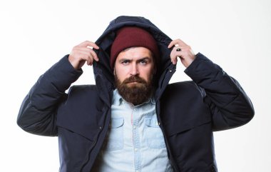 Şık ve rahat. Hippi tarzı giyim. Hippi kıyafet. Adam sakallı hippi beyaz izole sıcak siyah ceket parka tribünde. Hipster modern moda. Adam şapka ve siyah kış ceket giymek