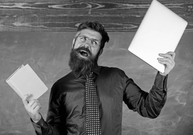 Ne tercih ederim. Öğretmen sakallı hippi kitap ve laptop tutar. Öğretmen modern öğretim yaklaşımı seçme. Dijital kağıt karşı. Şu öğretim yöntemi seçin. Kağıt kitap dizüstü karşı