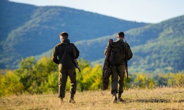 Avcılar arkadaşlar gamekeepers dağlar arka plan yürümek. Avcılık ortağı ile daha fazla ölçü emniyet kez eğlenceli ve ödüllendirici sağlar. Avcı tüfekler doğa ortamı. Avcı arkadaş zevk eğlence