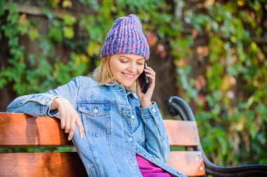 Kız akıllı telefon yeşil doğa arka plan ile meşgul. Mobil sohbet kadın. Kız akıllı telefon çağrı arkadaşım. Modern smartphone ile irtibatı koparmayalım. Mobil arama kavramı. Seni parkta bekliyorum