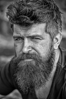 Sakal ve bıyık dostum, kapat. Sakallı adam ciddi yüz üzücü ve sorunlu görünüyor, sorunları muzdarip. Sakallı hippi sağlıksız görünüyor. Üzüntü ve sorunları kavramı