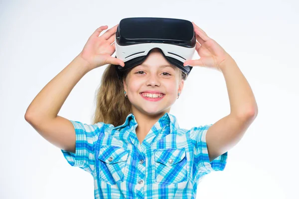 Szerezz virtuális élményt. Lány aranyos gyermek fejjel szerelt kijelző fehér háttér. Virtuális valóság koncepció. Virtuális oktatás az iskolás diákoknak. Boldog gyerek használja a modern technológia virtuális valóság — Stock Fotó