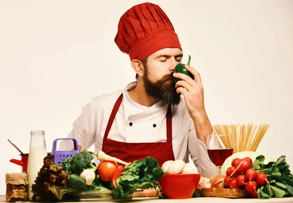 Professionelles Kochkonzept. Chef bereitet Mahlzeit zu. Koch mit verträumtem Gesicht — Stockfoto