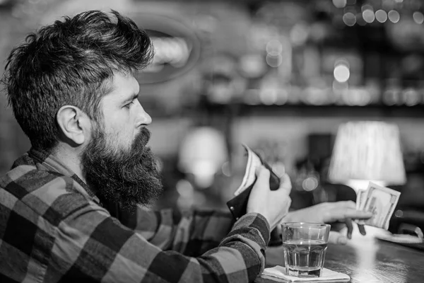 Conceito de depressão e alcoolismo. Guy passar o lazer no bar , — Fotografia de Stock