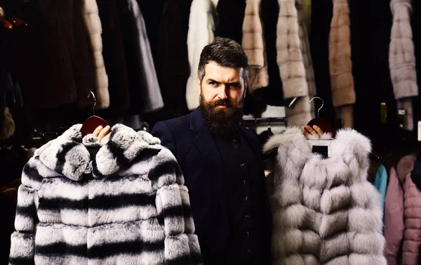 Adam düşünceli yüz kürk moda mağaza içinde gösterir.. — Stok fotoğraf