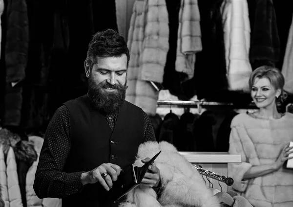 Mujer con abrigo de piel rosa y hombre. Concepto de compras en pareja . — Foto de Stock