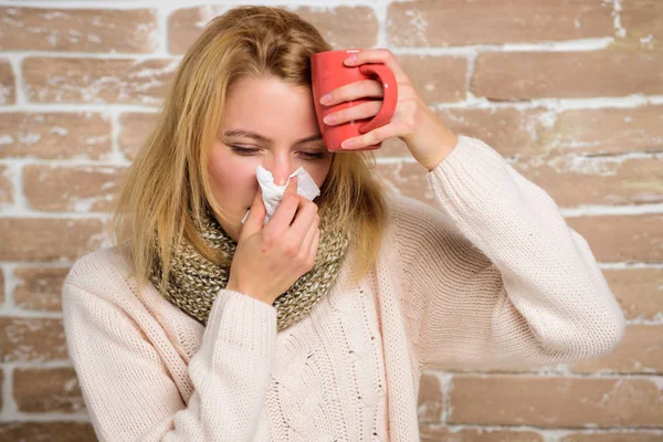 Runny nose symptom of cold. Tips how get rid of cold. Remedies should help beat cold fast. Woman feels badly ill sneezing. Cold and flu remedies. Girl in scarf hold tissue or napkin suffer headache — Stock Photo, Image