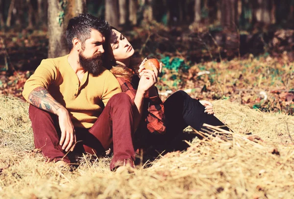 Hombre y mujer con rostros serios en el fondo de la naturaleza . — Foto de Stock